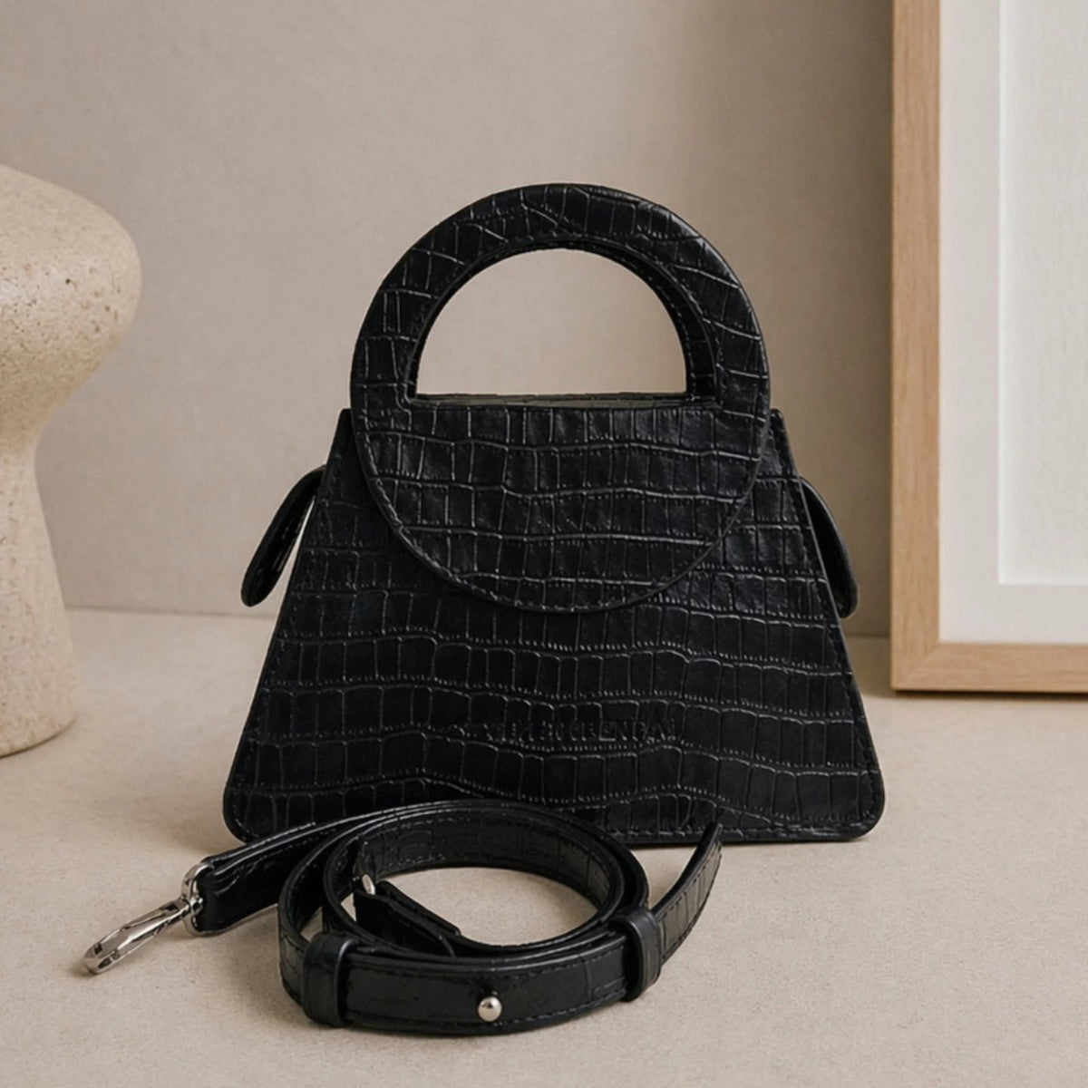 Cartera Mistral Negra — Cuero croco, hecho a mano en Lima - Quranteby