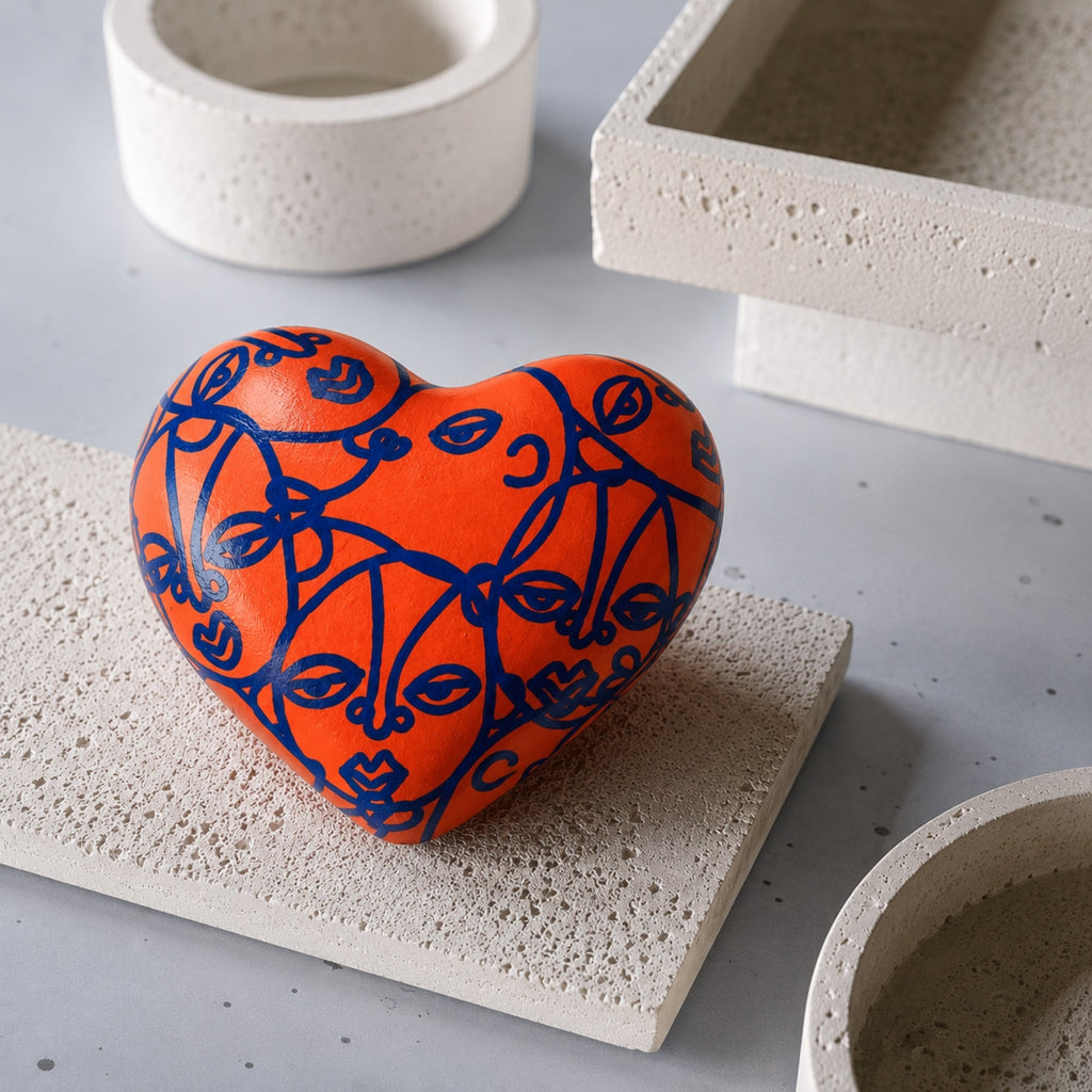 Corazón Seres Naranja y Azul — Cerámica pintada a mano, Perú - Quranteby