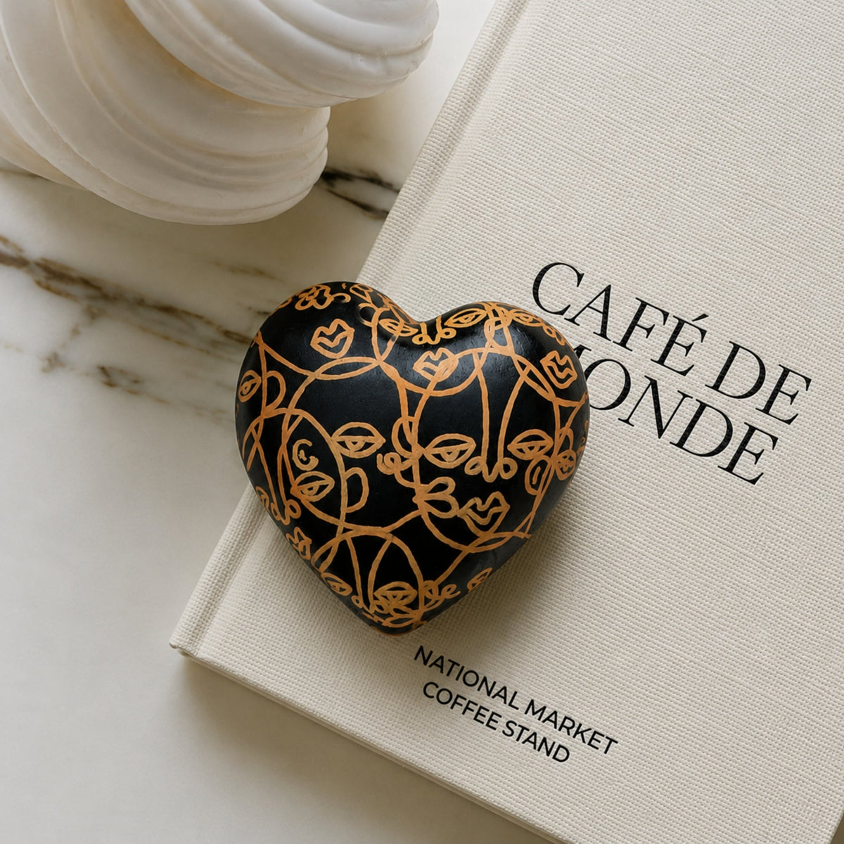 Corazón Seres Negro y Dorado — Cerámica pintada a mano, Perú - Quranteby