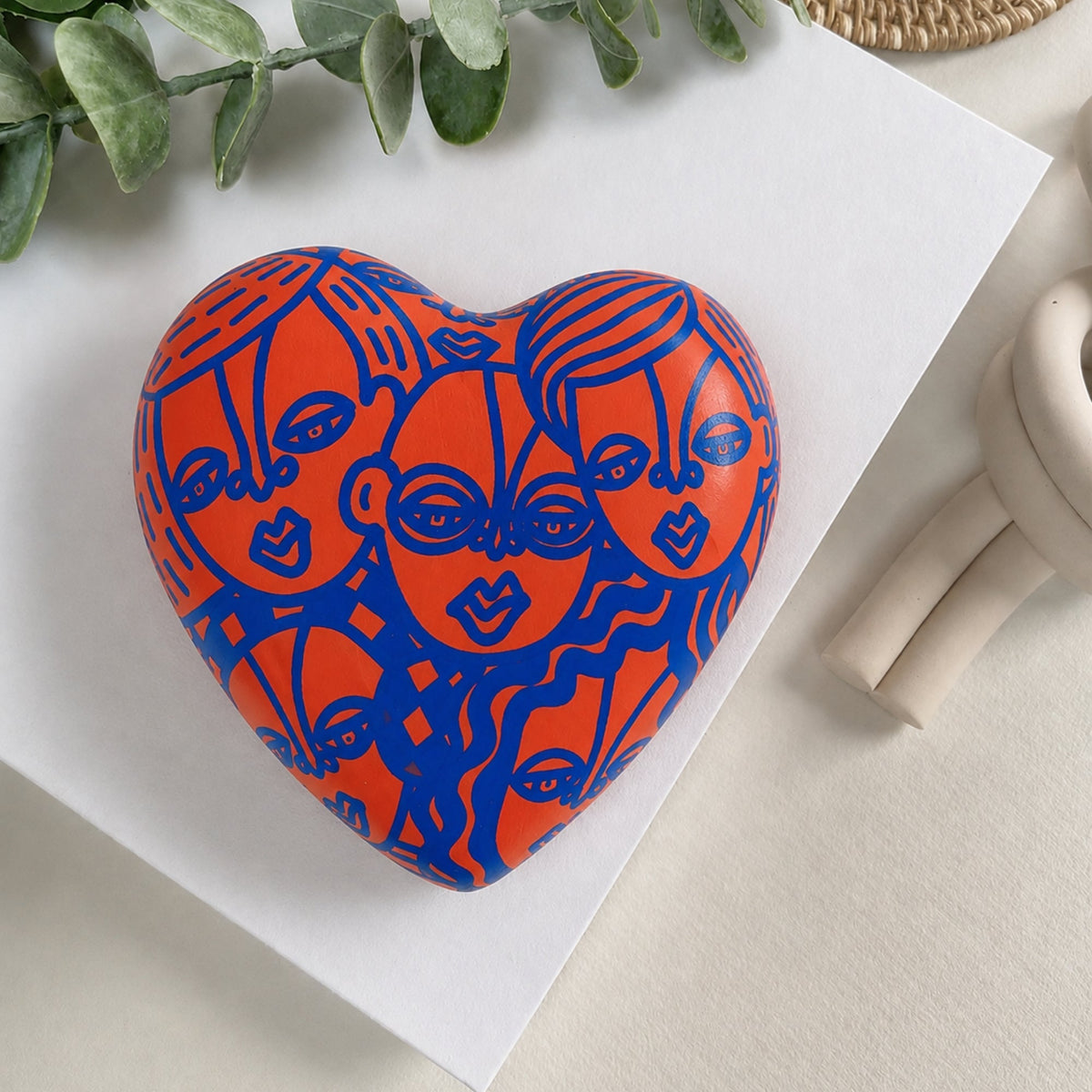 Corazón Tiny People Naranja y Azul — Cerámica pintada a mano, Perú - Quranteby