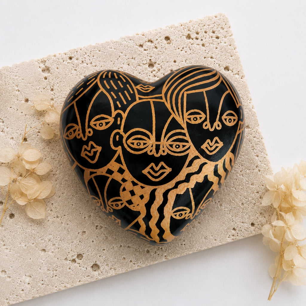 Corazón Tiny People Negro y Dorado — Cerámica pintada a mano, Perú - Quranteby