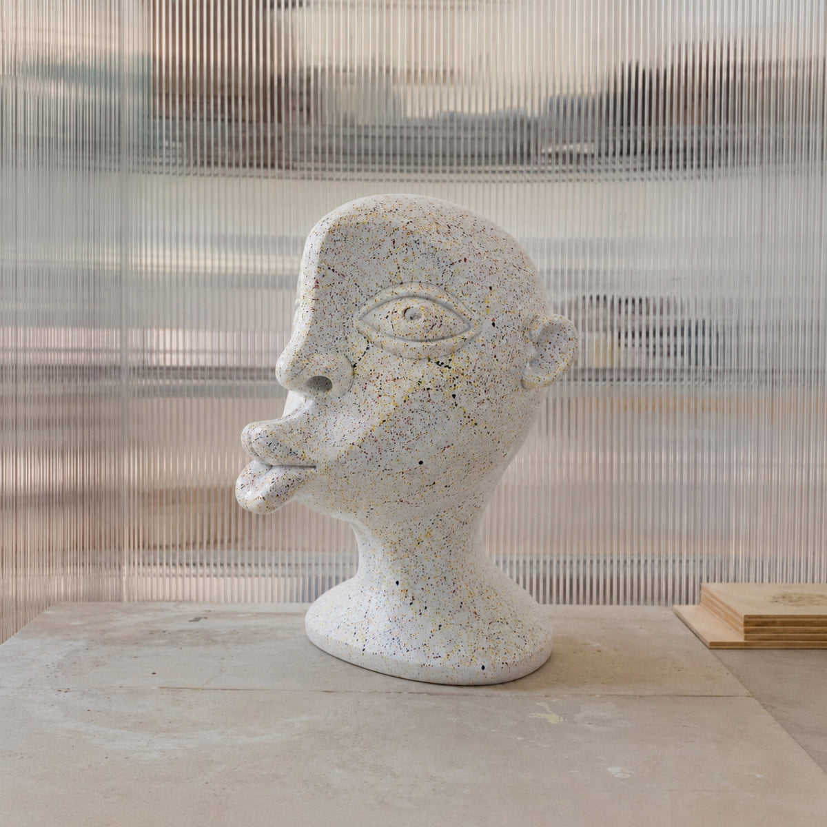Escultura Kiss Kiss Blanco Intervenido — Cerámica pintada a mano, Perú - Quranteby