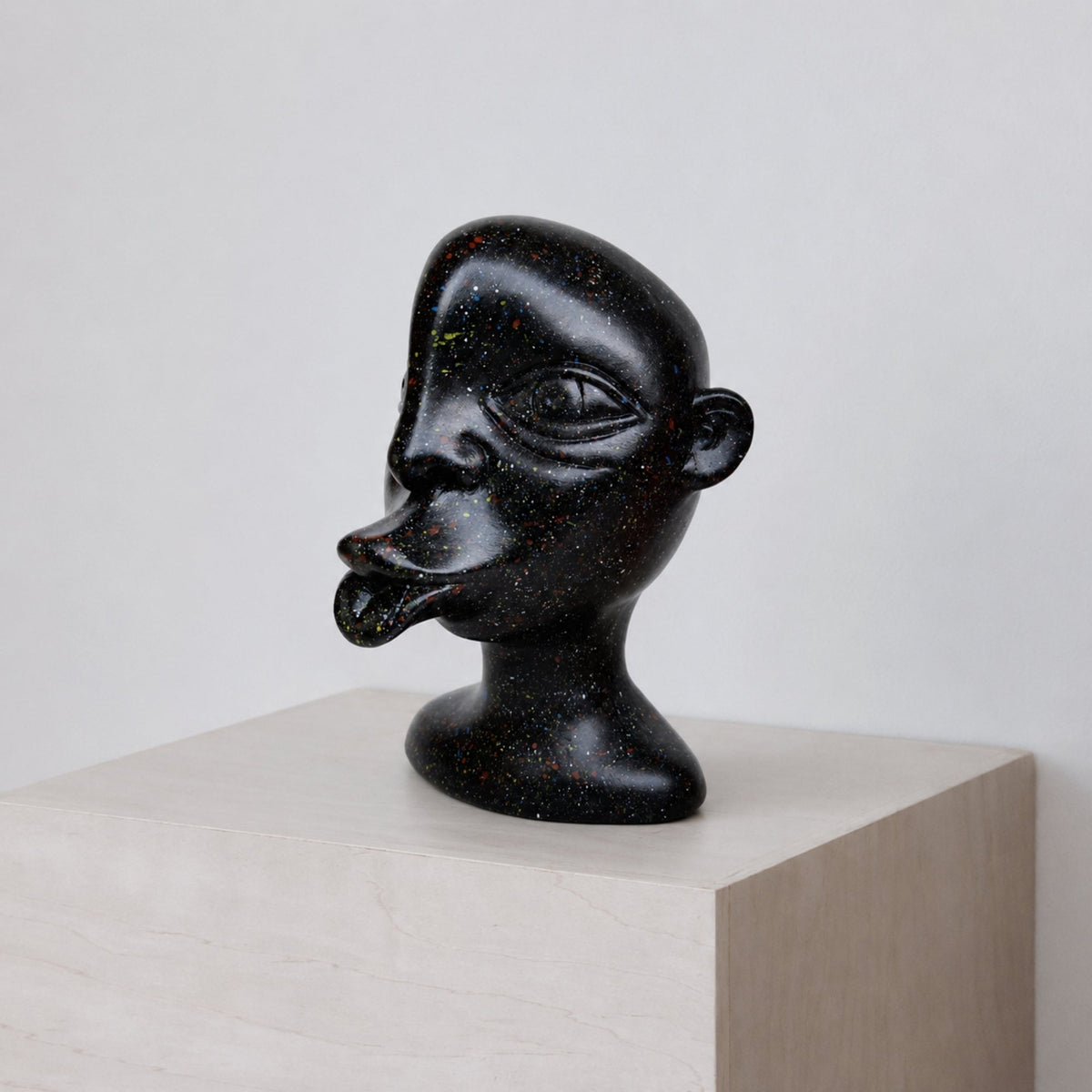 Escultura Kiss Kiss Negro Intervenido — Cerámica pintada a mano, Perú - Quranteby
