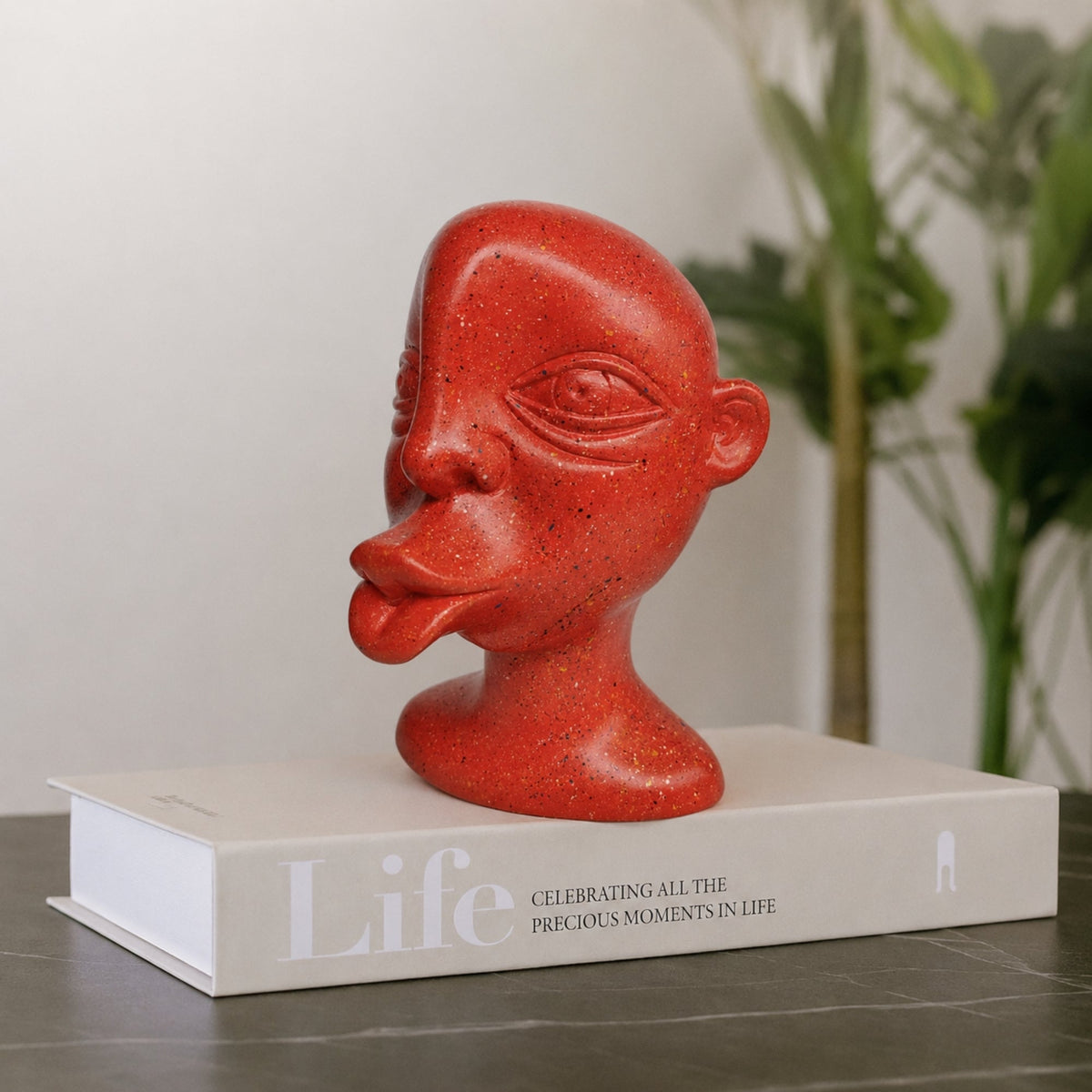 Escultura Kiss Kiss Rojo Intervenido — Cerámica pintada a mano, Perú - Quranteby