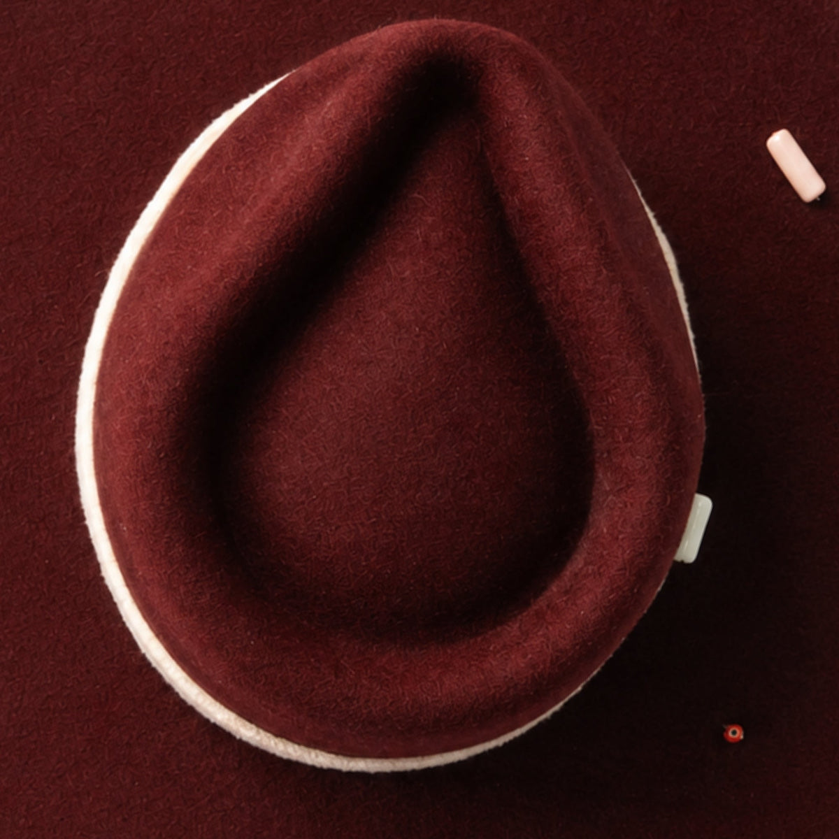 Sombrero Julia Hat Guinda — Paño de lana premium, hecho a mano en Perú - Quranteby