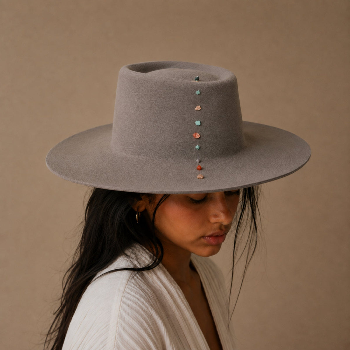 Sombrero Odisea Hat Beige Claro — Artesanal de lana, ala larga, Perú - Quranteby