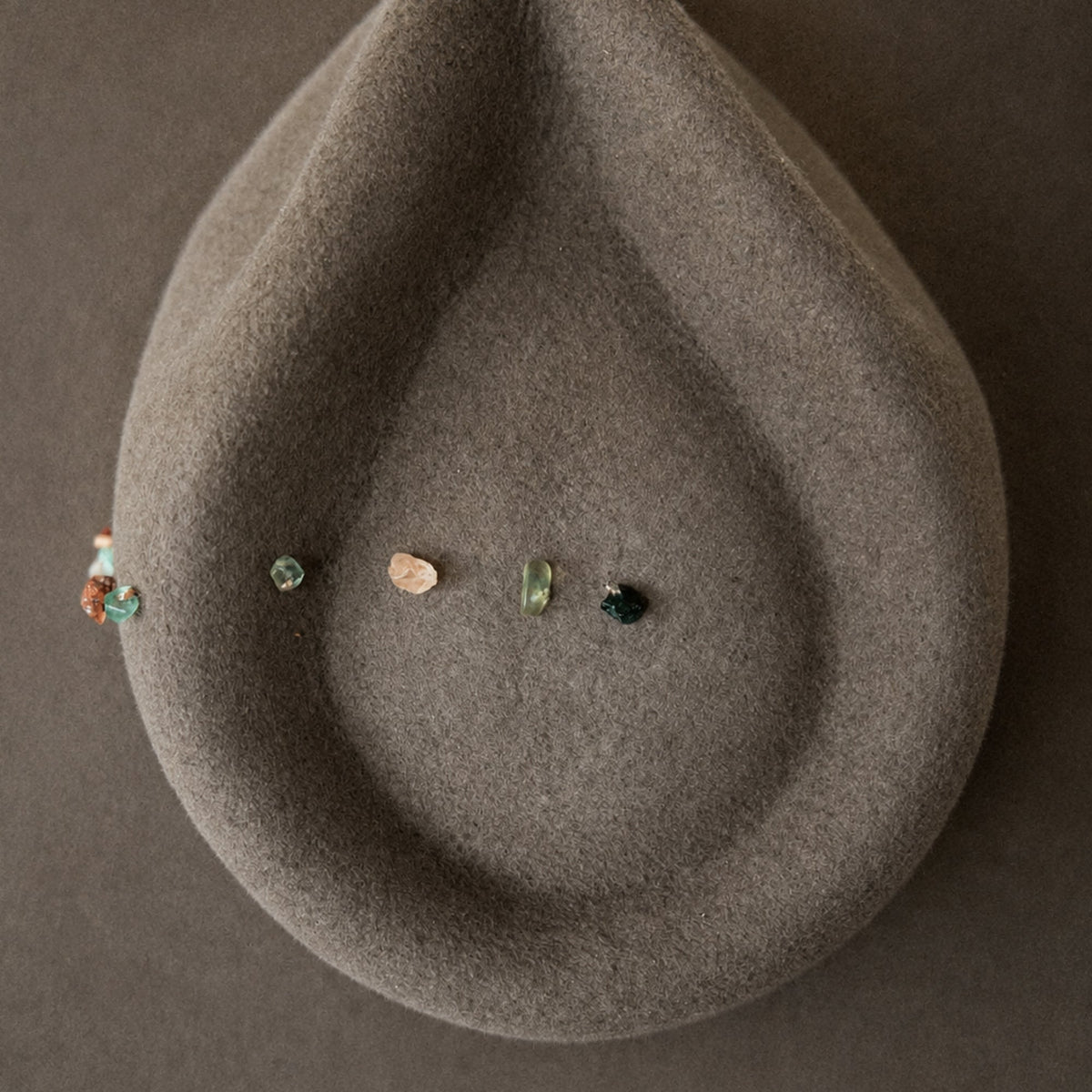 Sombrero Odisea Hat Beige Claro — Artesanal de lana, ala larga, Perú - Quranteby