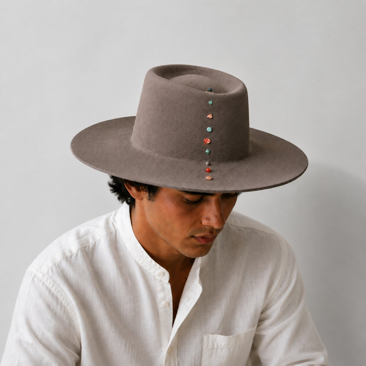 Sombrero Odisea Hat Beige Claro — Artesanal de lana, ala larga, Perú - Quranteby
