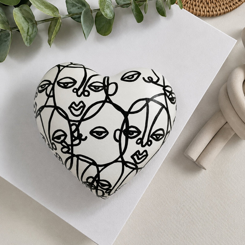 Título: Corazón Seres Blanco y Negro — Cerámica pintada a mano, Perú - Quranteby