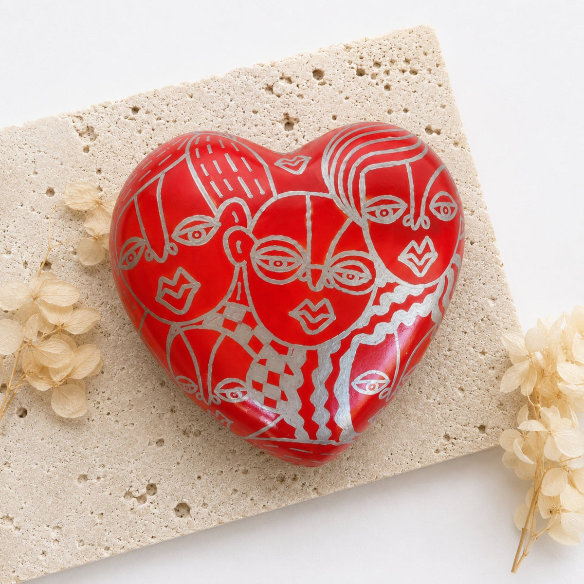 Título: Corazón Tiny People Rojo y Plateado — Cerámica pintada a mano, Perú - Quranteby